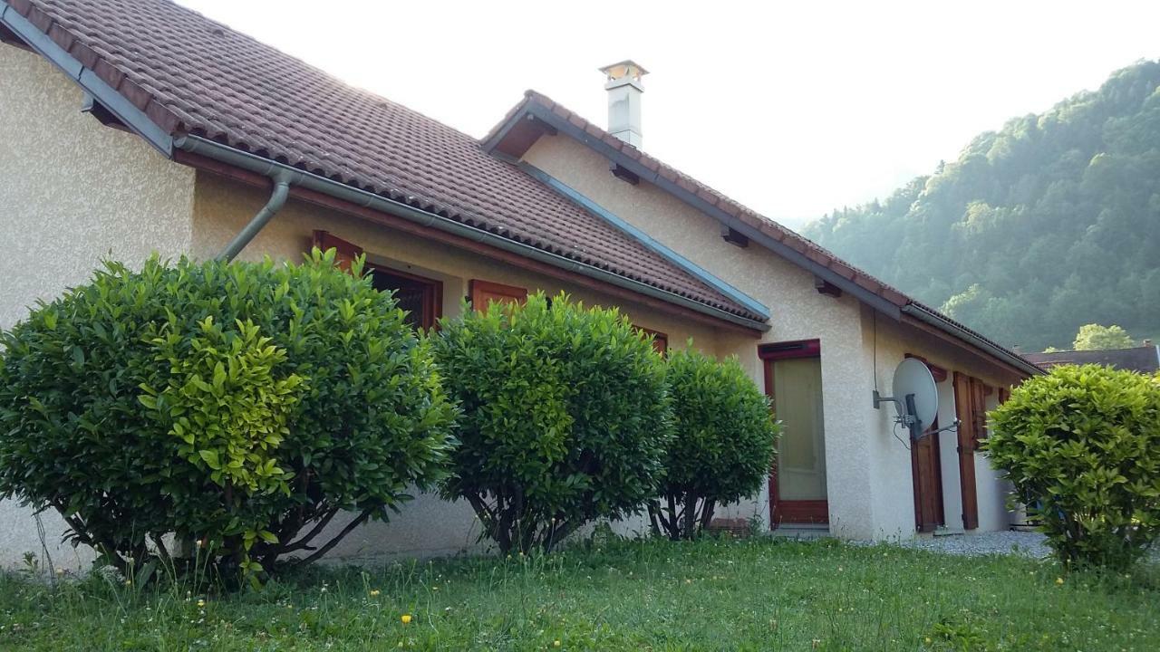 Vue Sur Les Montagnes Dans Maison Au Calme Saint-Joseph-de-Riviere Exterior photo